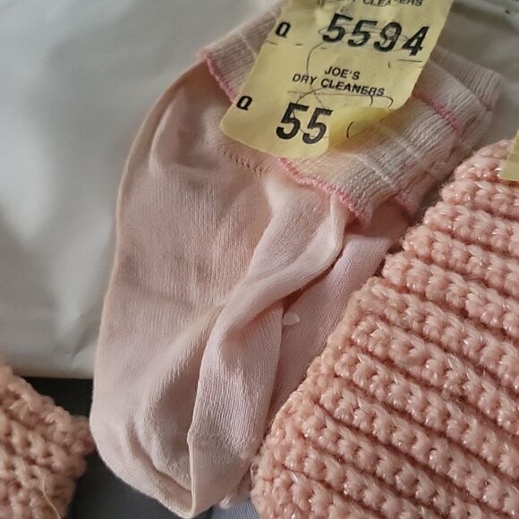 Handmade crochet little girls 1940 vintage pink hat, booties and socks - Picture 4 of 7